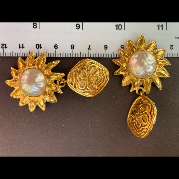 Chanel vintage gold plated faux pearl clip on earrings - Picture 6 of 6